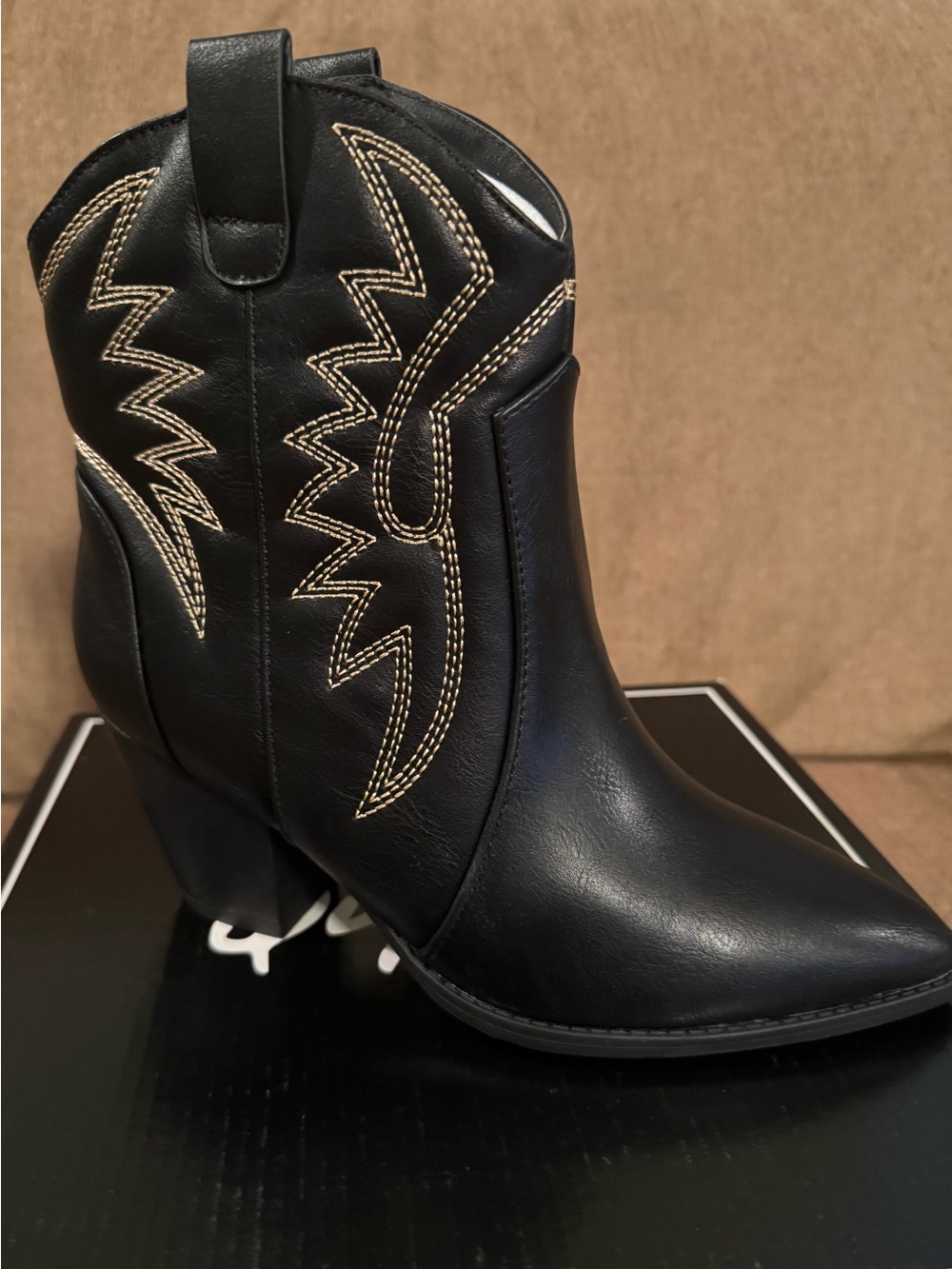Qupid Black Western-Style Ankle Boot with Contrast Stitching, Women’s size 5.5